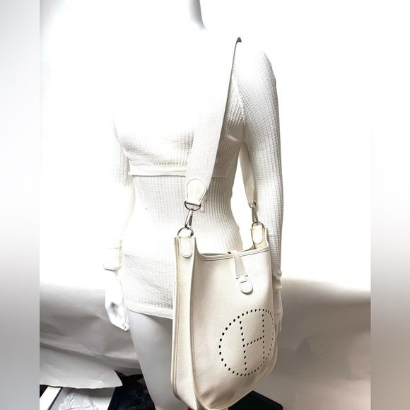 Pre-Owned Hermes PM Evelyne Bag Gen III Clemence
Strap can be change if desired - Picture 2 of 15